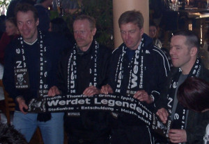 Klaus Thomforde, Volker Ippig, Andre Trulsen, Jrgen Gronau mit Schal der Netpirates